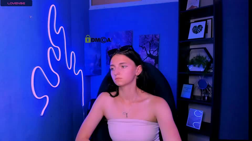 caroline_honeyy Webcam Chat June 25, 2026