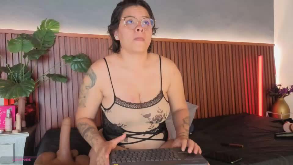 _paradissela Webcam Chat June 24, 2026