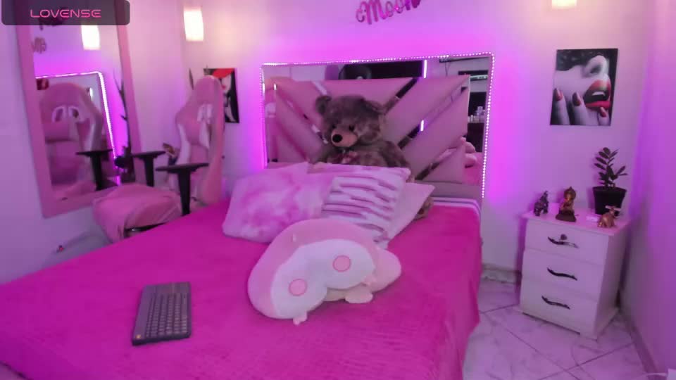 karly_moonn Webcam Chat July 7, 2026
