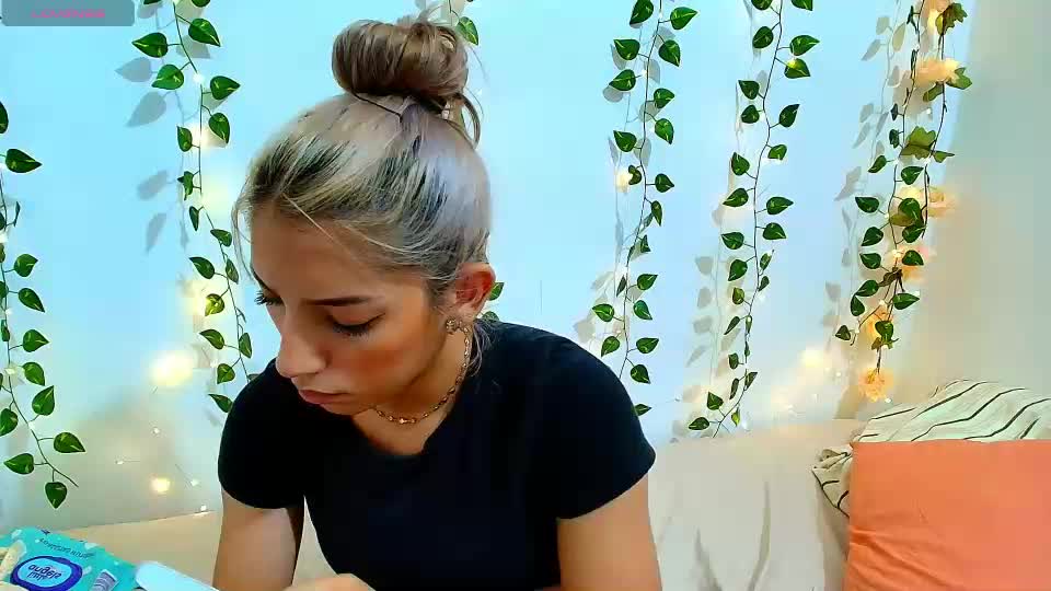 petite_blossom4 Webcam Chat July 17, 2026