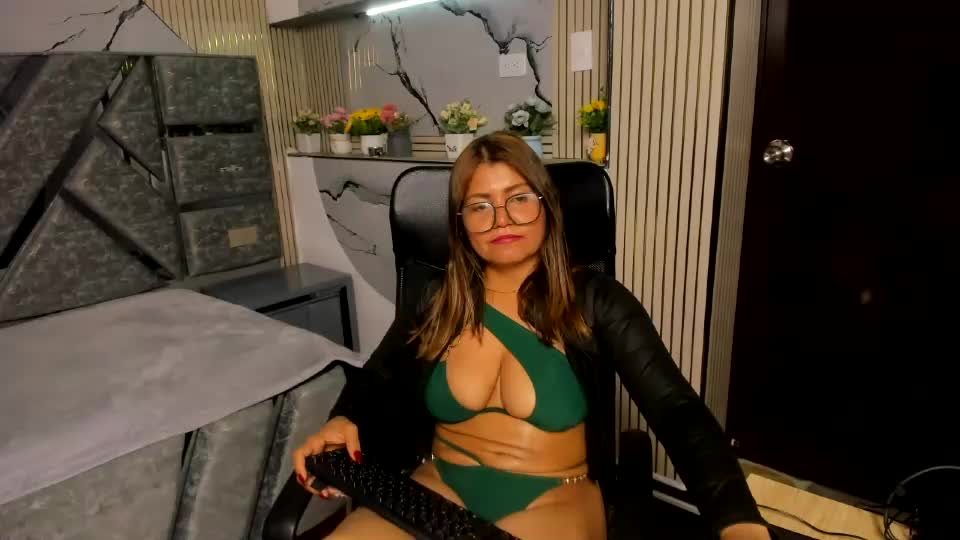 laura_marttin Webcam Chat August 1, 2026