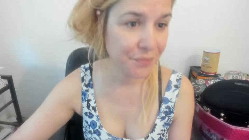 artsyandcraftsy_ Webcam Chat August 4, 2026
