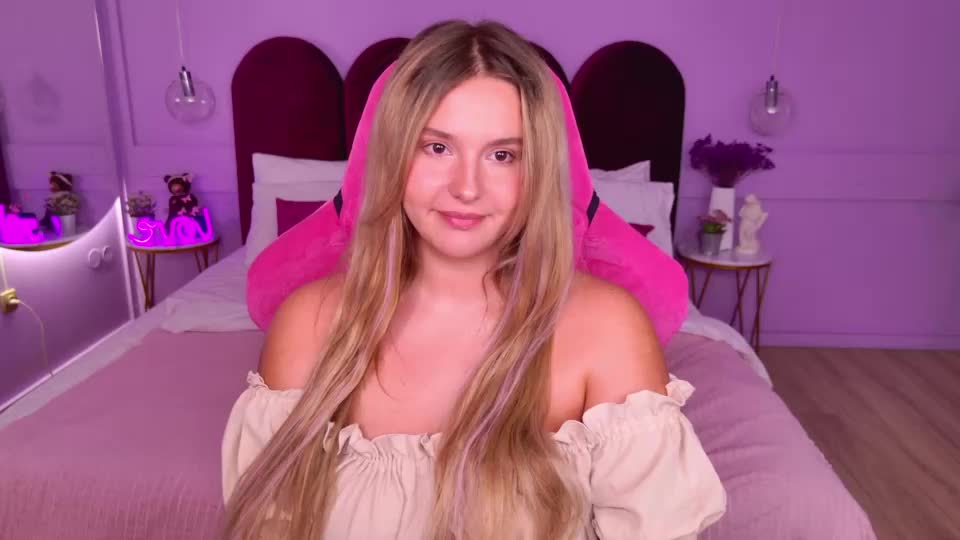 charlotteatwood Webcam Chat August 4, 2026