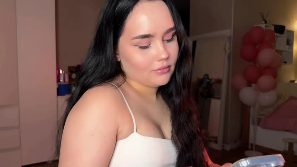 lola_razee Webcam Chat August 4, 2026