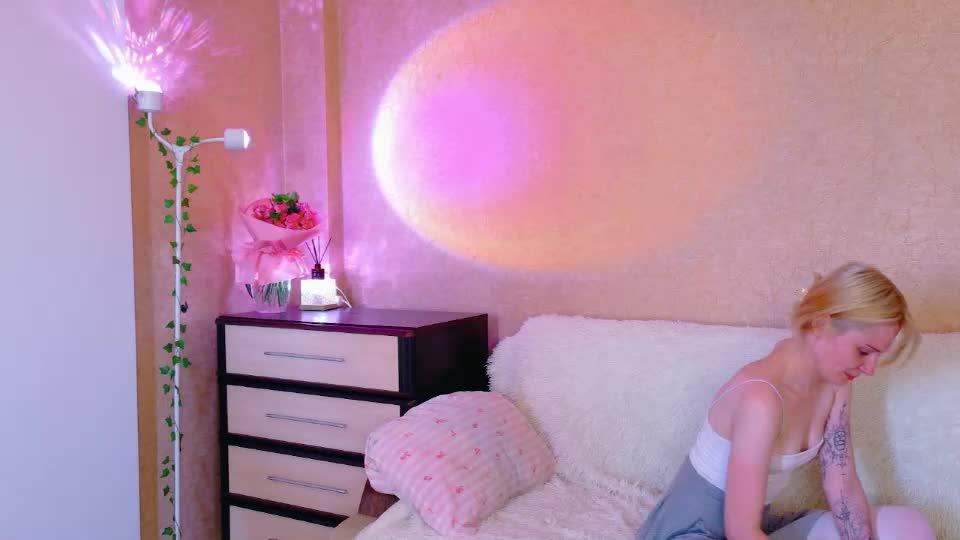 llovelymia Webcam Chat August 4, 2026