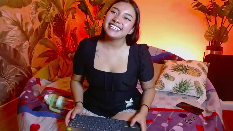 incredible_foxxy Webcam Chat August 4, 2026