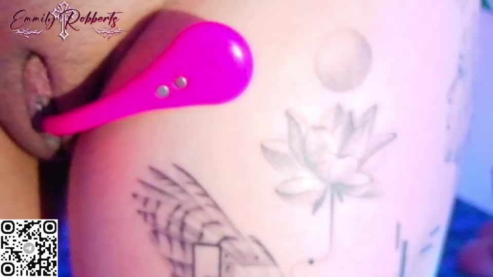 emi_roberts Webcam Chat August 7, 2026