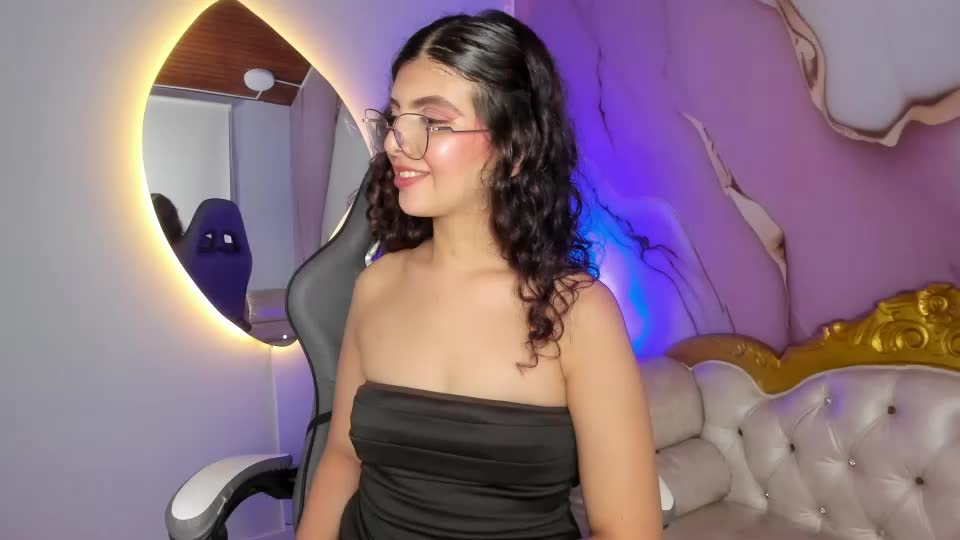 bella_cuttee Webcam Chat August 8, 2026