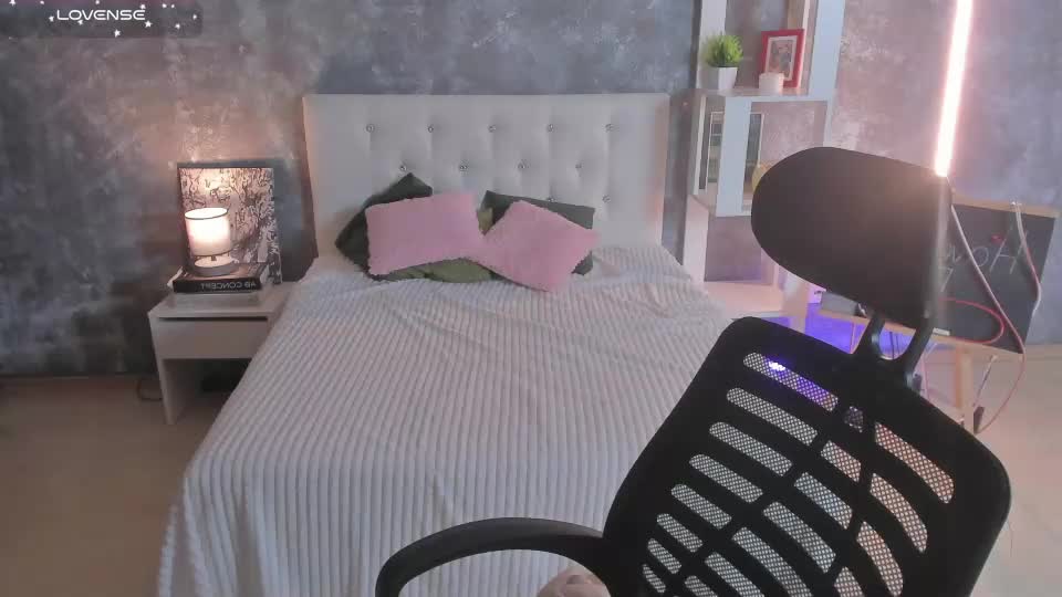 shiny_lisss Webcam Chat August 8, 2026