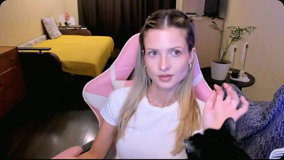 julie_flores Webcam Chat August 10, 2026