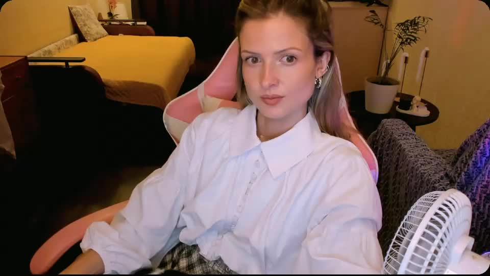 julie_flores Webcam Chat August 10, 2026