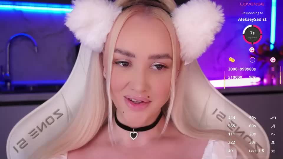 blond_diamond Webcam Chat August 11, 2026