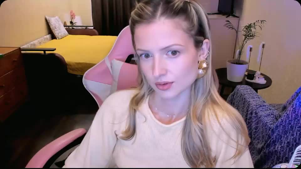 julie_flores Webcam Chat August 11, 2026