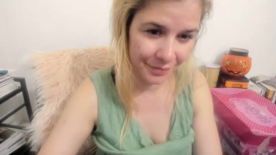 artsyandcraftsy_ Webcam Chat August 11, 2026