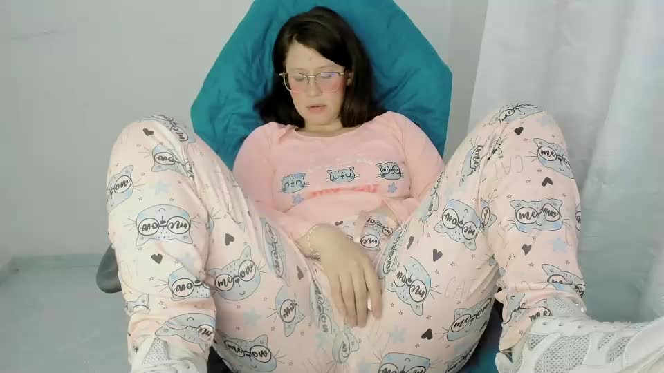 zooeybelair Webcam Chat August 12, 2026