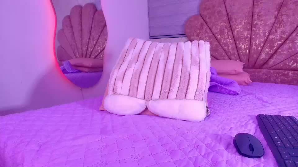 mia_collenss Webcam Chat August 14, 2026