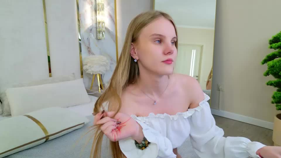lili_lohan Webcam Chat August 15, 2026