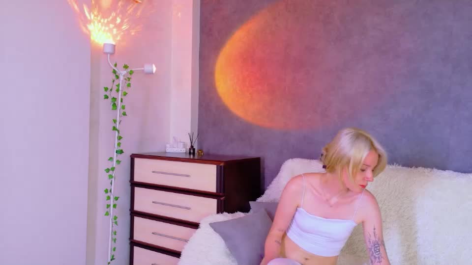 llovelymia Webcam Chat August 18, 2026