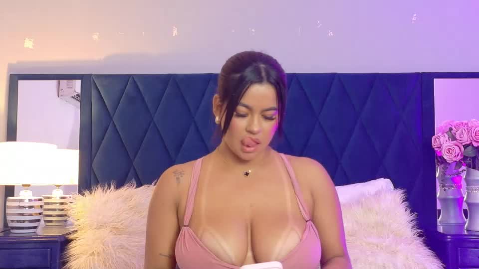 violet_saunders Webcam Chat August 18, 2026