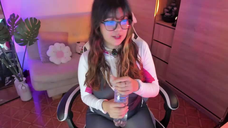 honey_m0on Webcam Chat August 18, 2026