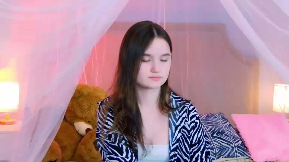 strawbunnybite Webcam Chat August 18, 2026