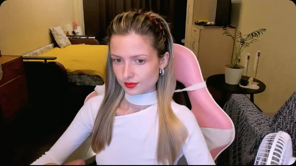 julie_flores Webcam Chat August 19, 2026