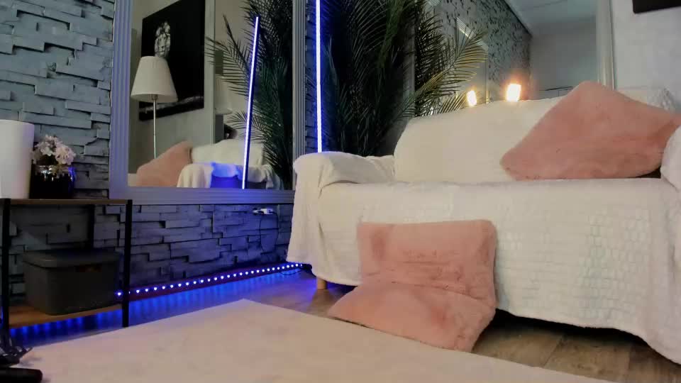 reina_cummings Webcam Chat August 24, 2026