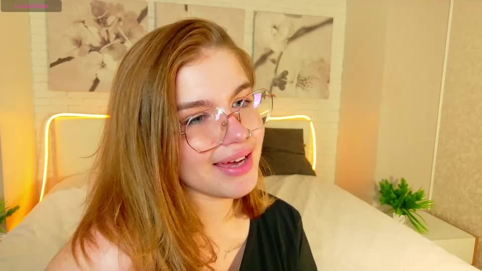 sophiemure Webcam Chat August 26, 2026