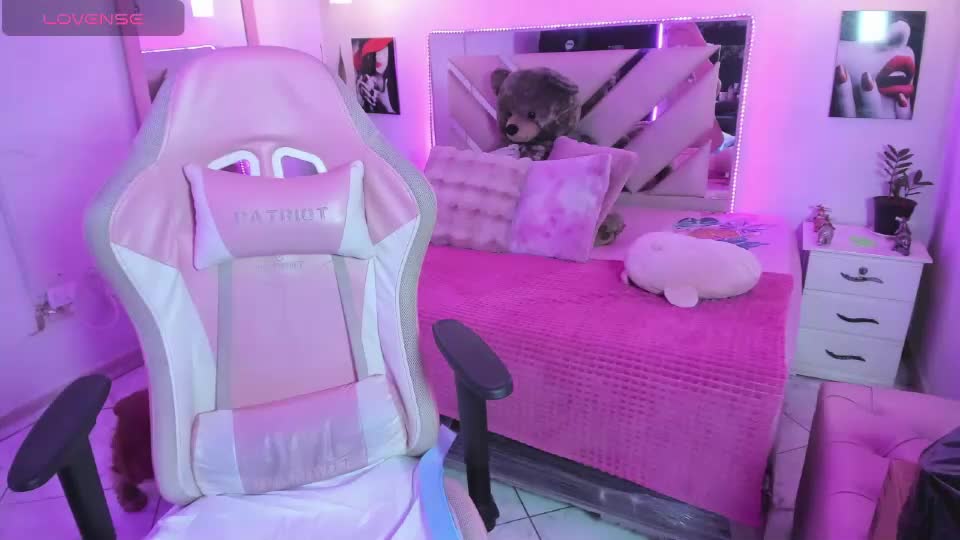 karly_moonn Webcam Chat August 26, 2026