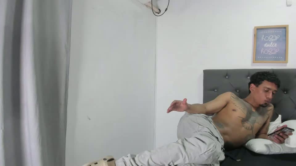 latin_couple20y Webcam Chat August 29, 2026