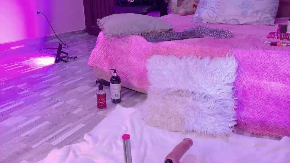 lovequeen02 Webcam Chat August 30, 2026