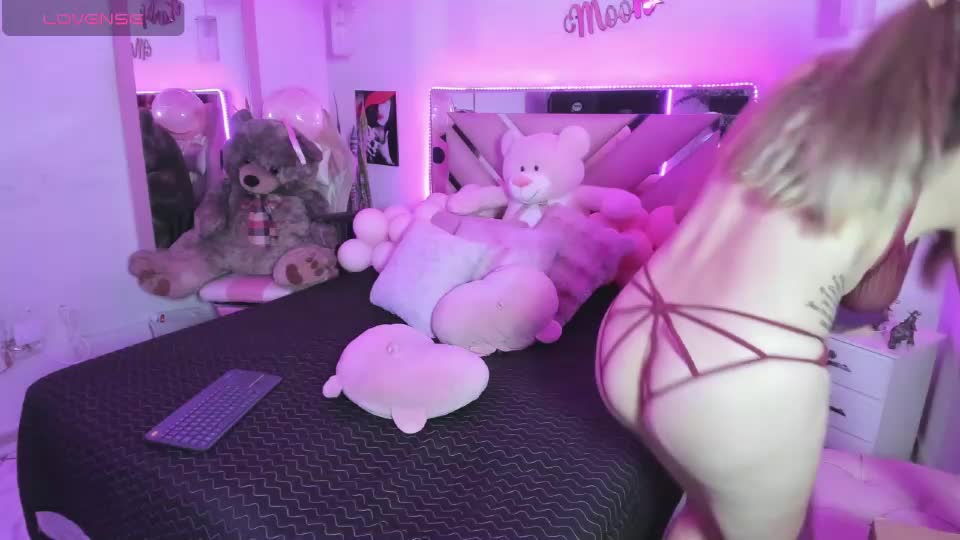 karly_moonn Webcam Chat September 3, 2026