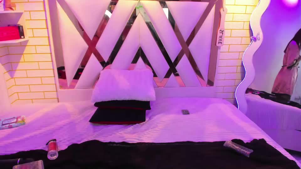 mia_petite18 Webcam Chat September 8, 2026