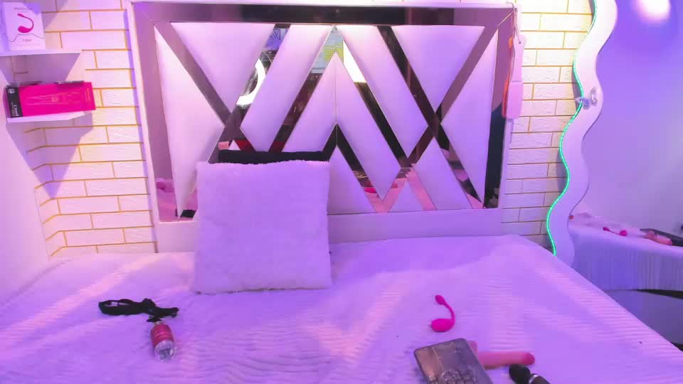 mia_petite18 Webcam Chat September 17, 2026