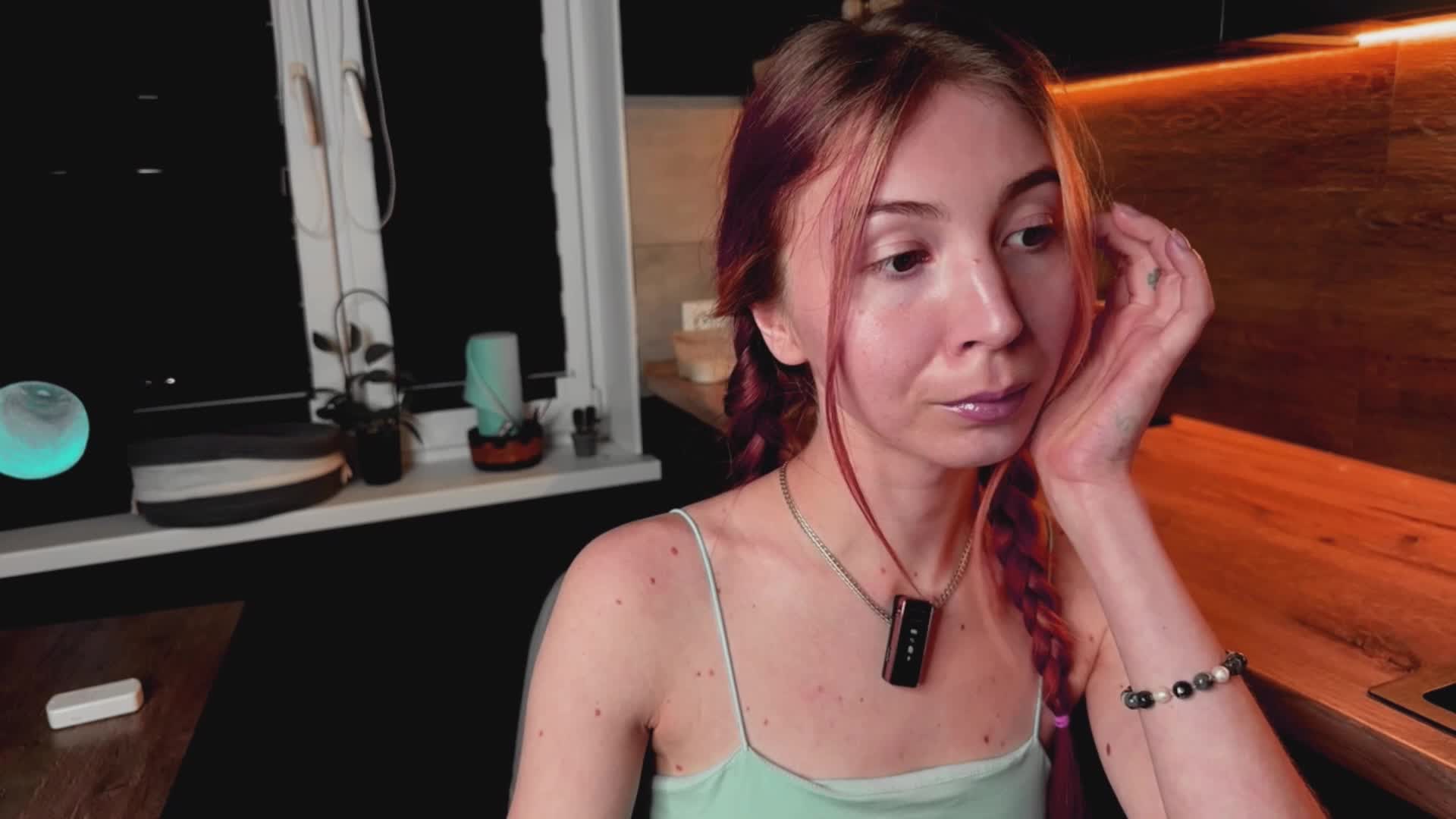 Na-izi Webcam Chat October 1, 2026