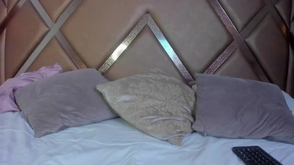 heva_luna Webcam Chat October 4, 2026