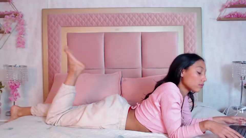nicole_divinne Webcam Star October 5, 2026