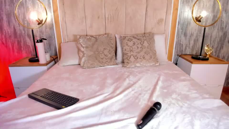 monique__rosse Webcam Chat October 8, 2026