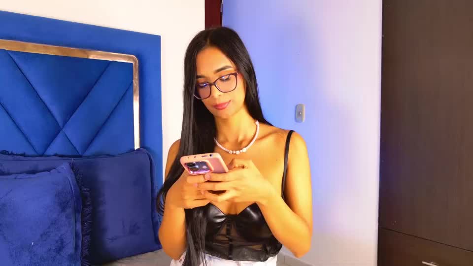 isasaenz_ Webcam Chat October 8, 2026
