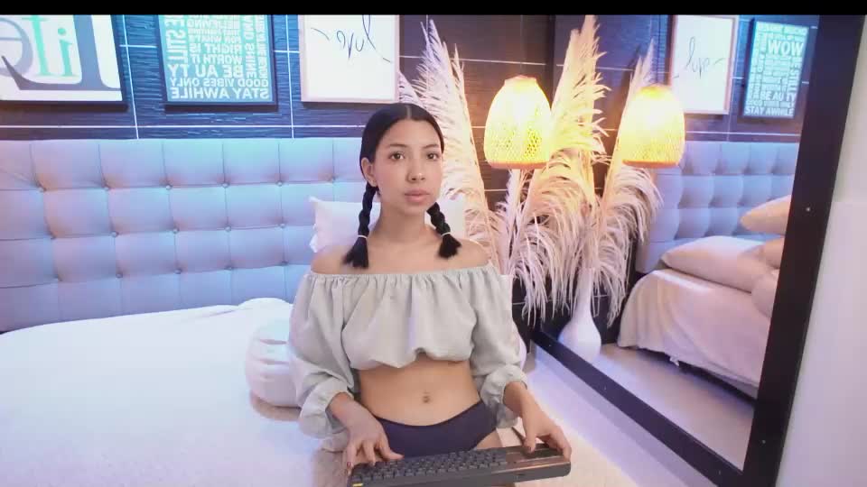 clhoe_bell Webcam Chat October 9, 2026