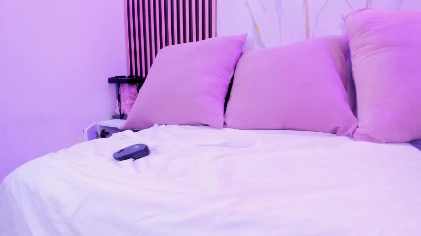 mel_crow Webcam Star October 14, 2026