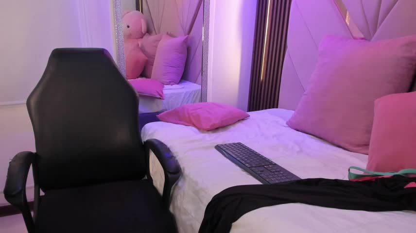 julia_bonniee Webcam Chat October 14, 2026