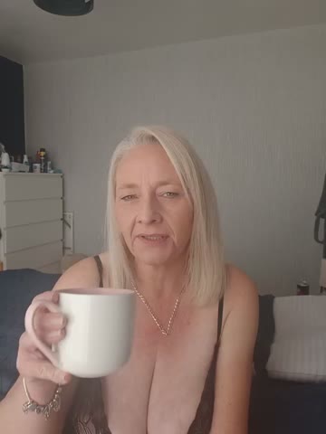 BellaUkCurvy Webcam Star October 17, 2026