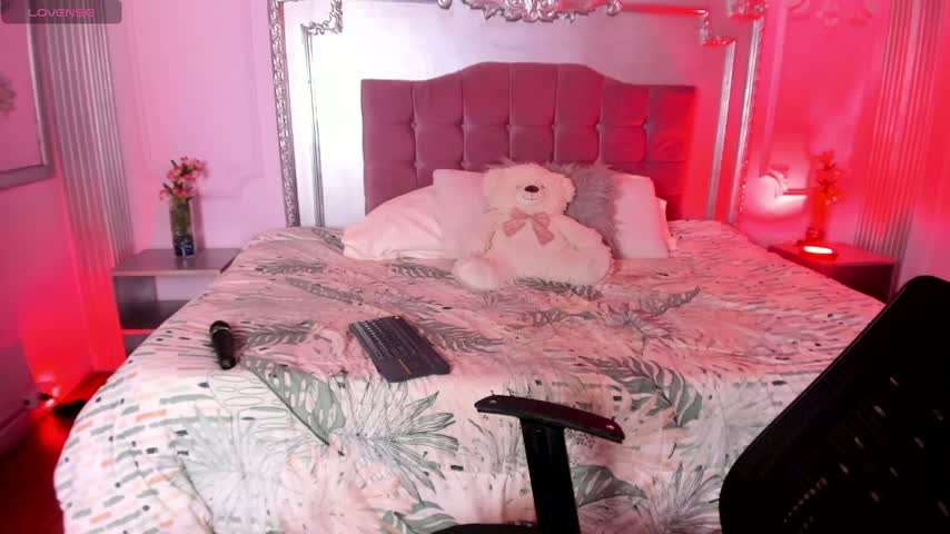 AlannaMilan Webcam Chat October 17, 2026