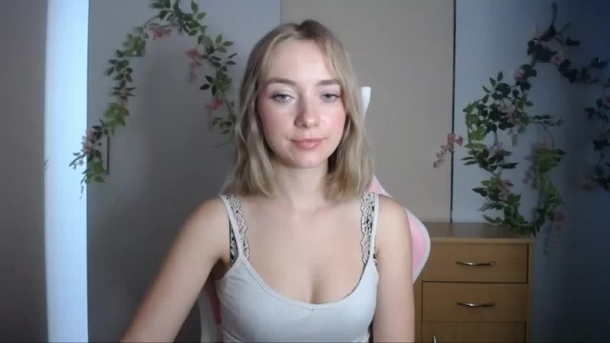 LuciaYoung Webcam Chat October 18, 2026