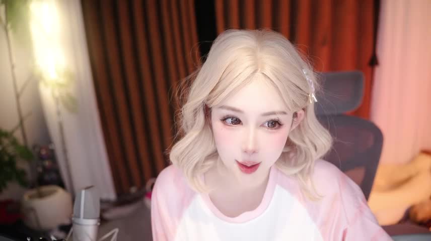 Hazelsomi Webcam Chat October 22, 2026