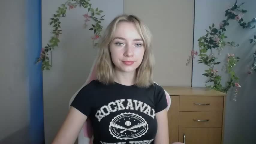LuciaYoung Webcam Chat October 22, 2026