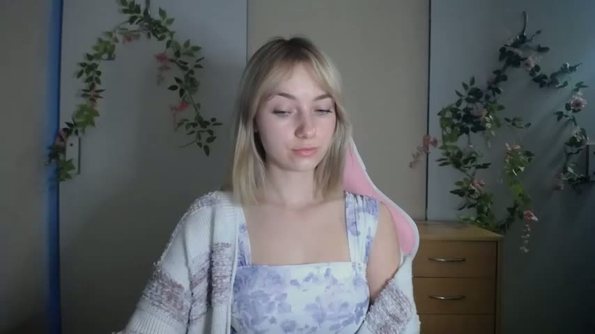 LuciaYoung Webcam Chat October 25, 2026