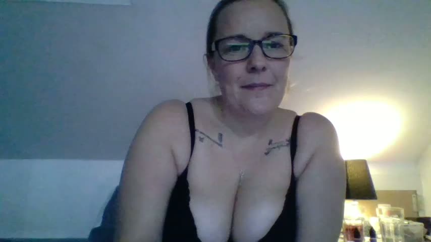 scrummymummy2 Webcam Star October 25, 2026